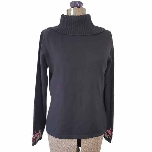 Black knit turtleneck with floral embroidery size medium - Picture 2 of 12